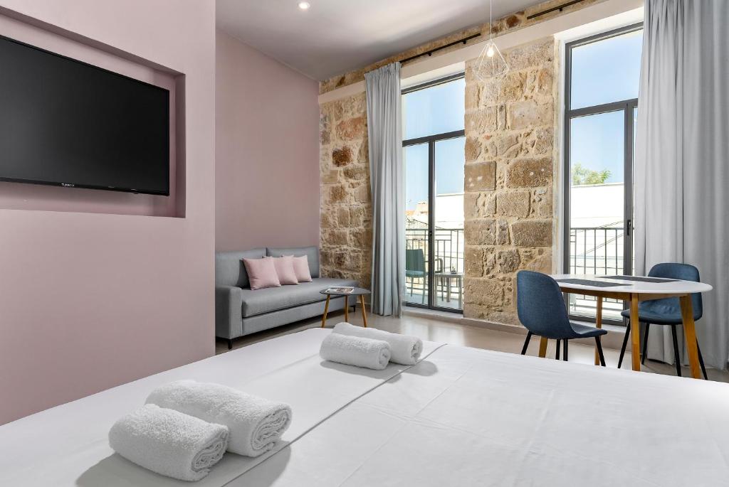 干尼亚TheJoy Residence Apartments的卧室配有一张带两个枕头的大白色床