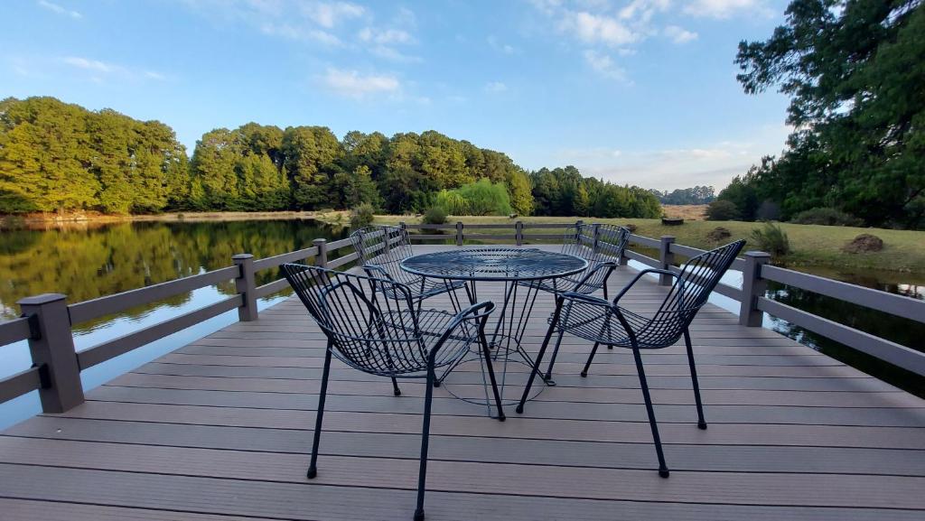 德尔斯特鲁姆Lake House的湖畔木板路上的桌椅
