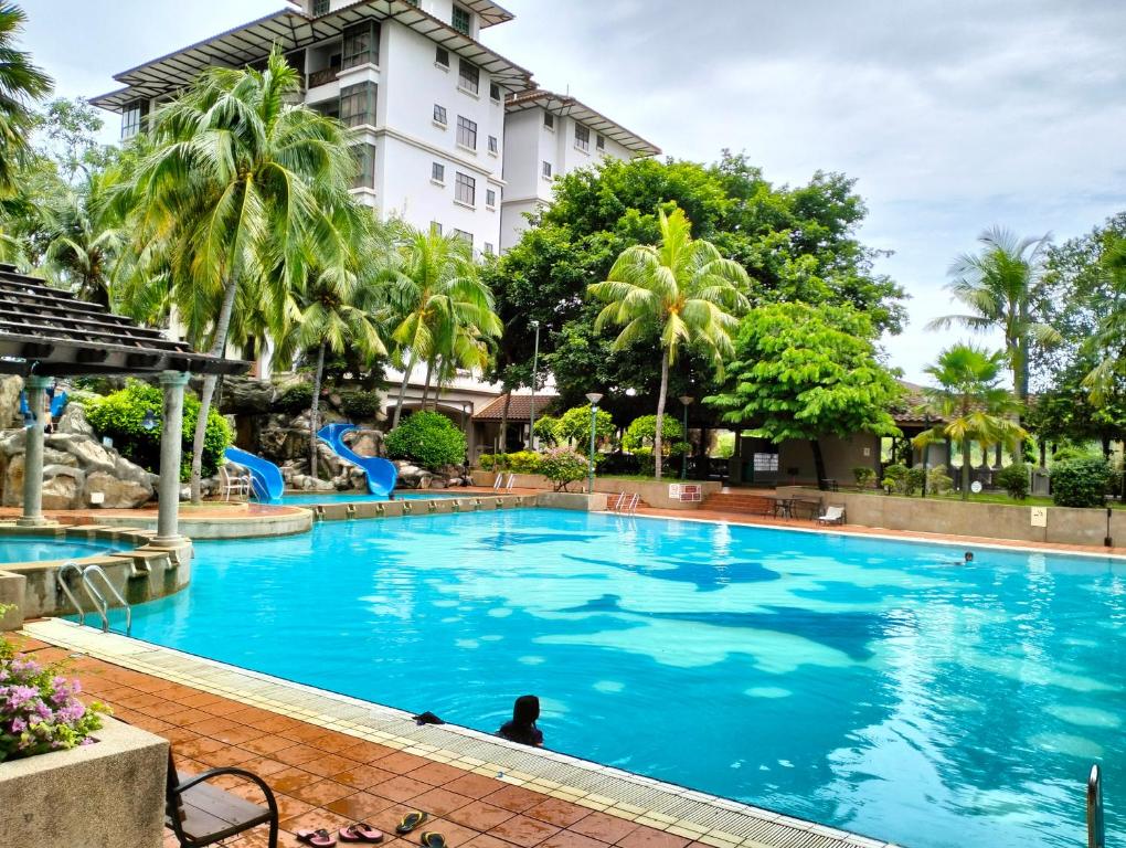 马六甲Homestay Melaka at Mahkota Hotel - unit 3093 - FREE Wifi & Parking的酒店前的游泳池