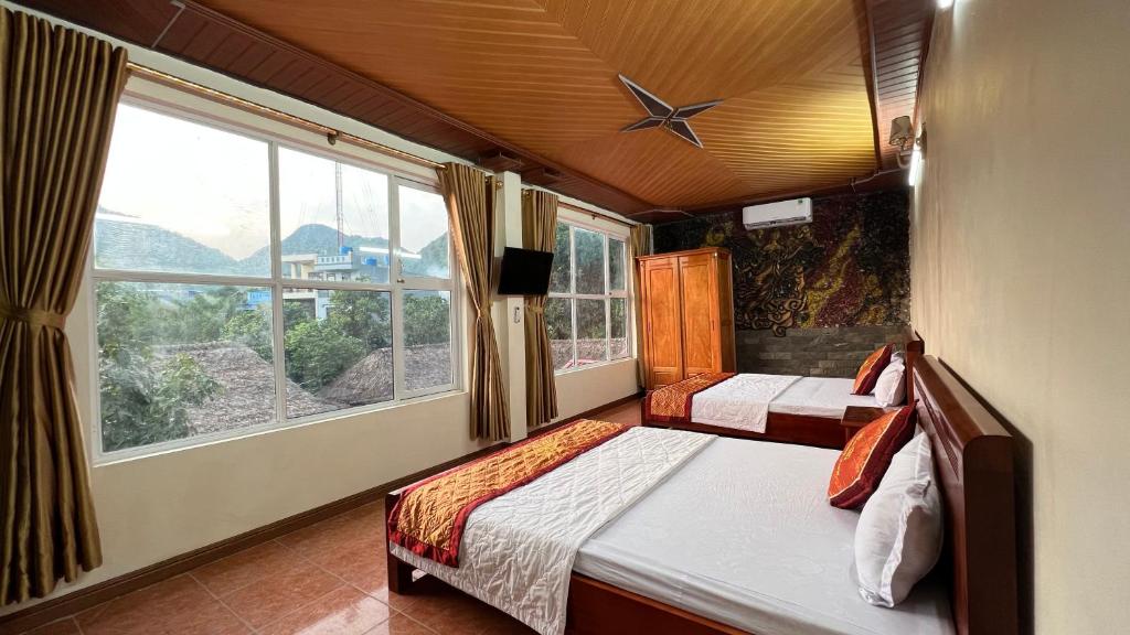 吉婆岛吉婆岛山景住宿加早餐旅馆的一间卧室设有两张床和大窗户