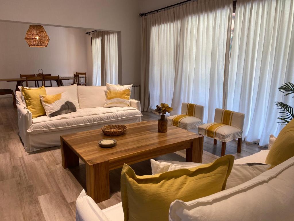 萨尔塔Acogedora y amplia casa en Salta!的带沙发和咖啡桌的客厅