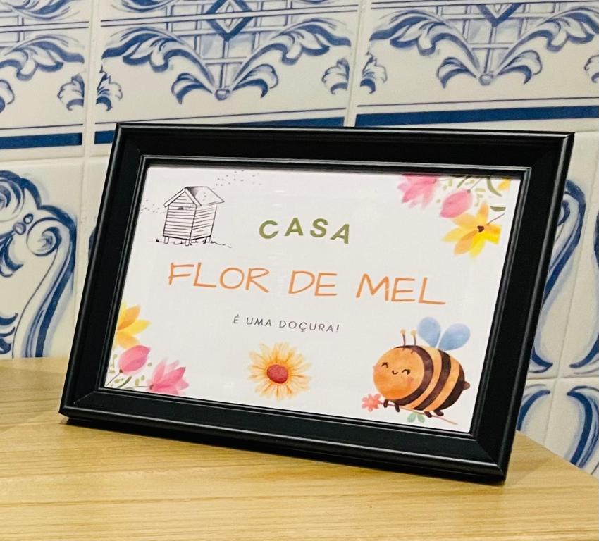 塞尔唐Casa Flor de Mel的一张蜜蜂照片的框架