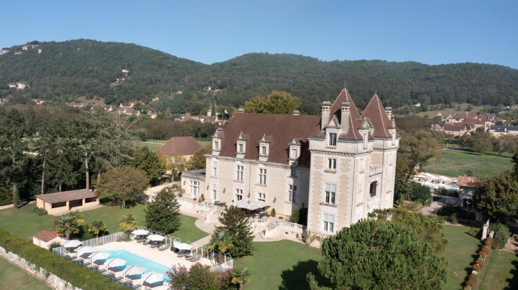圣樊尚德科塞蒙勒库酒庄酒店及餐厅 - 萨尔拉附近的享有大厦空中美景,设有游泳池