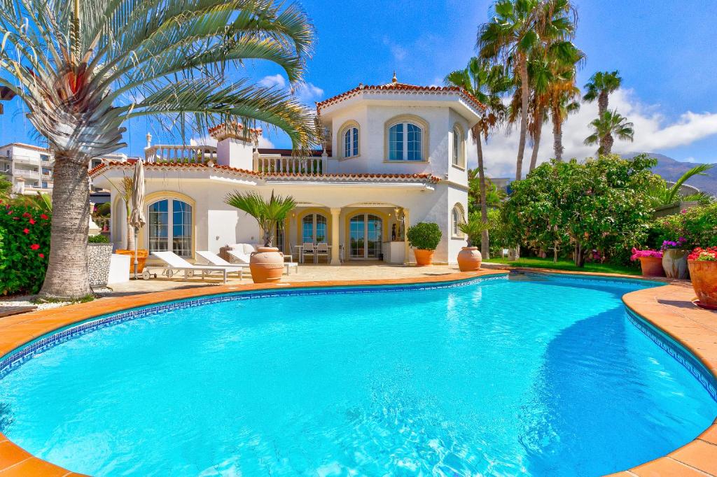 阿德耶Luxury villa El Duque Ocean View的房屋前的大型游泳池