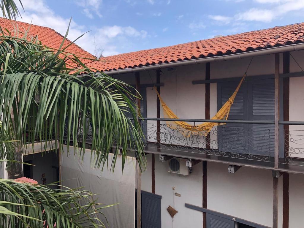 圣路易斯Palma Hostel的房屋的阳台,上面设有吊床
