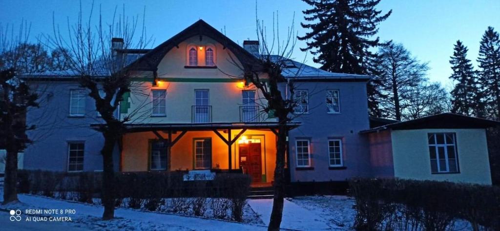 库多瓦-兹德鲁伊Willa Dunajec的雪中灯火通明的房子