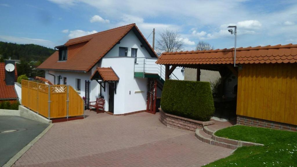 卡劳特格瑞斯赫Ferienwohnung Frenzel的白色的房子,有棕色的屋顶和车道
