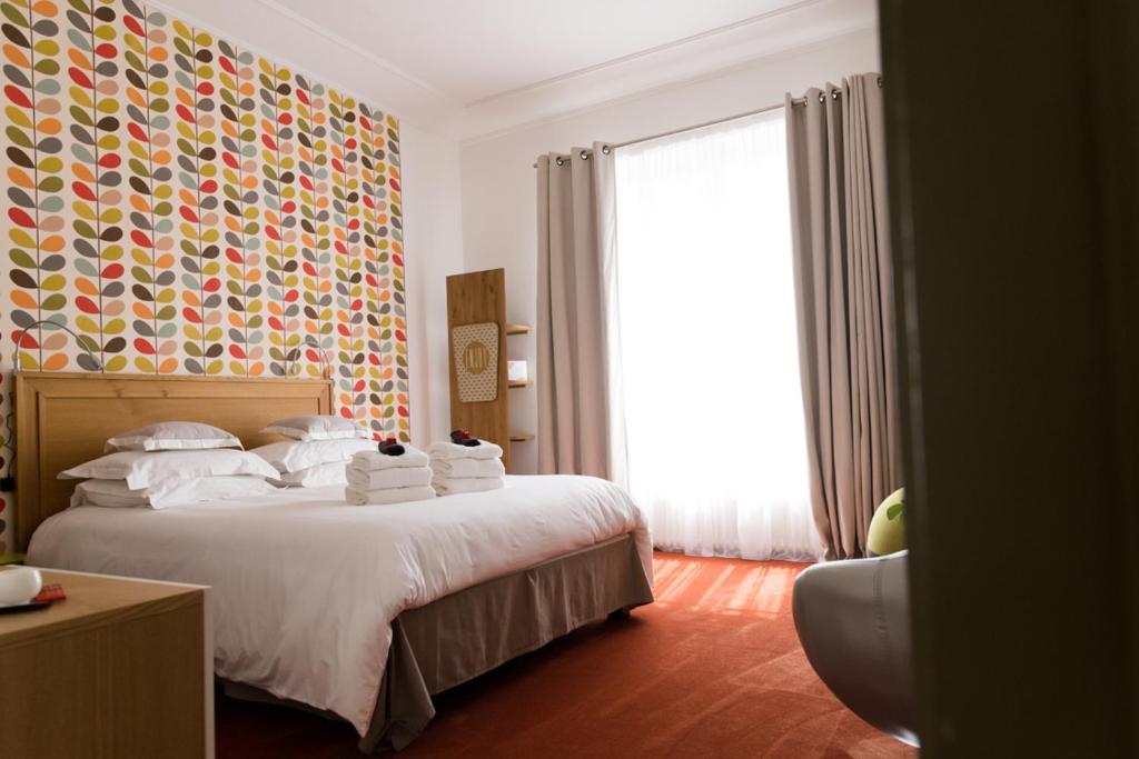 BoënLe Passagran的酒店客房设有一张床和一个大窗户