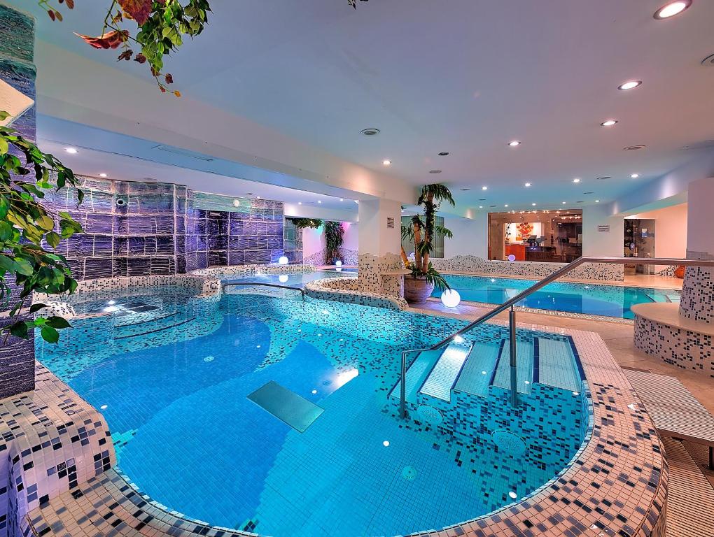 佛加里达露娜健康酒店的在酒店房间的一个大型游泳池