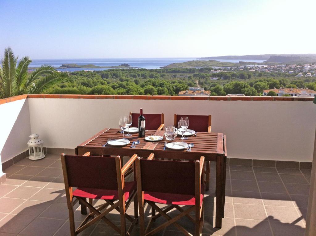 蓬塔格罗萨Cove Noves - Relax en Menorca, Ideal para familias的海景阳台上的桌椅