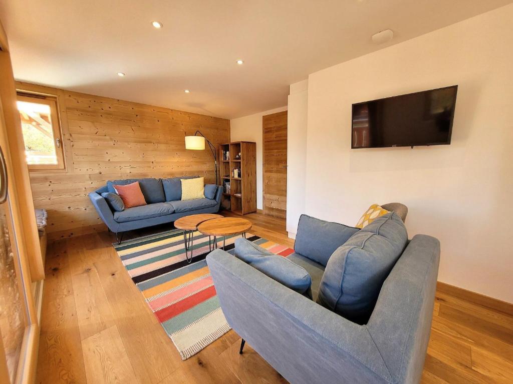 莱热Appartement Les Gets, 5 pièces, 8 personnes - FR-1-598-94的客厅配有2张蓝色沙发和1台电视
