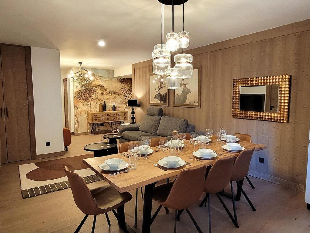 莱热Appartement Les Gets, 5 pièces, 8 personnes - FR-1-598-99的用餐室以及带桌椅的起居室。