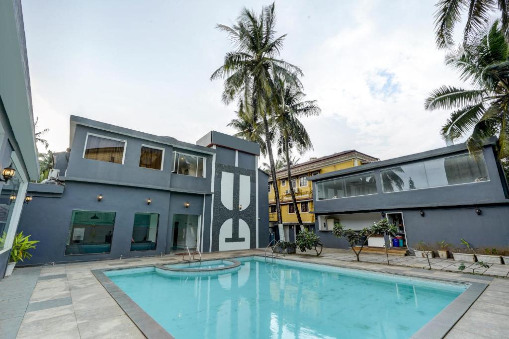 卡兰古特Hotel Plaza Inn by Rio的享有带游泳池的房屋外部景致