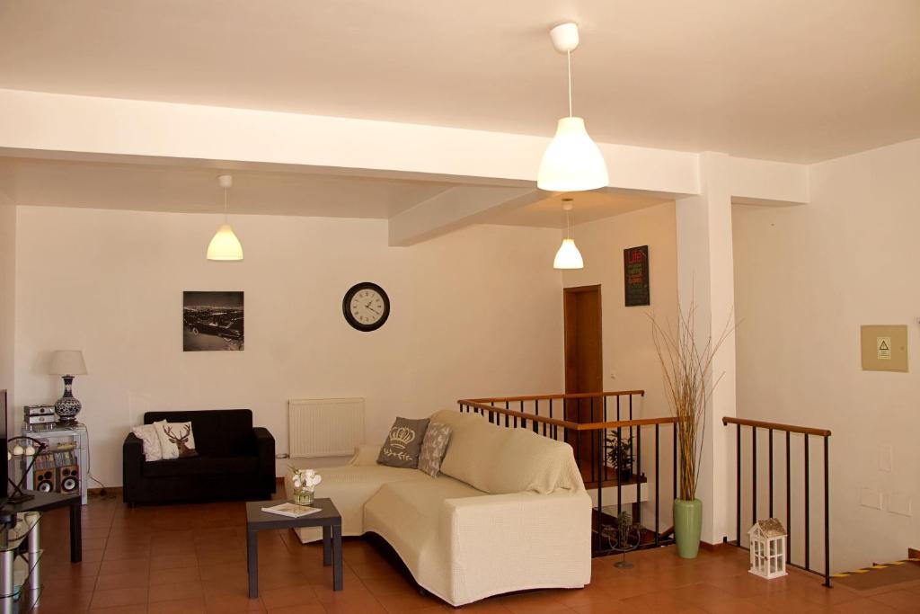 丰沙尔Ivone Madeira Guest House的客厅配有白色的沙发和桌子