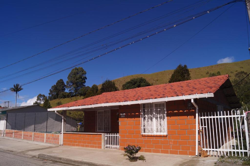 San FélixCasa Campestre la Guacamaya的红砖小房子,有红色屋顶