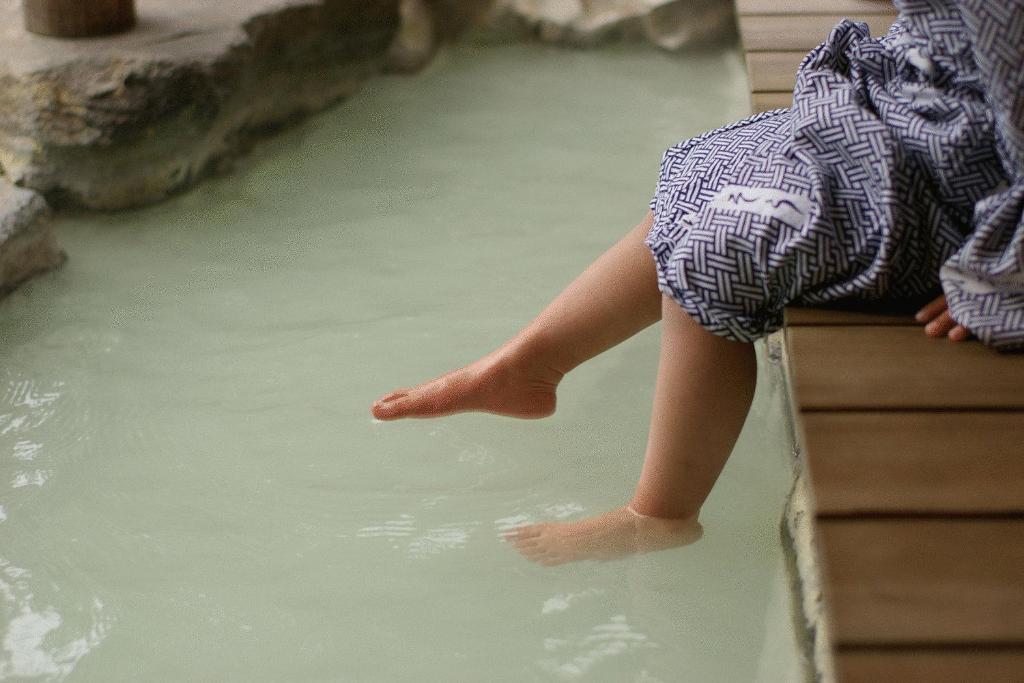 箱根桐谷箱根庄酒店的漂浮在水池中的小孩