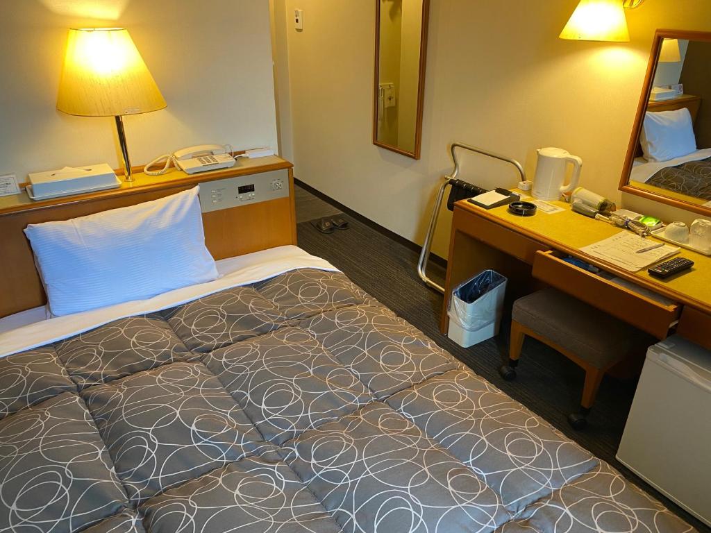 福井Az Inn Fukui (Ace Inn Fukui)的酒店客房配有一张床和一张带电脑的书桌