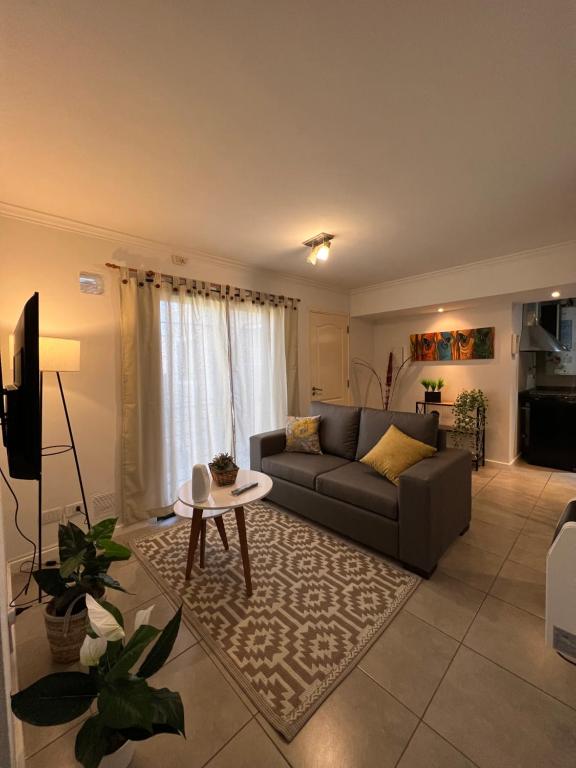 门多萨Lumiere Apartments - Departamento en Complejo Residencial的客厅配有沙发和桌子