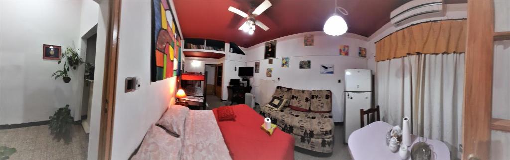 罗萨里奥EnmicasaSSJ-Rosario的客厅配有红色沙发和冰箱
