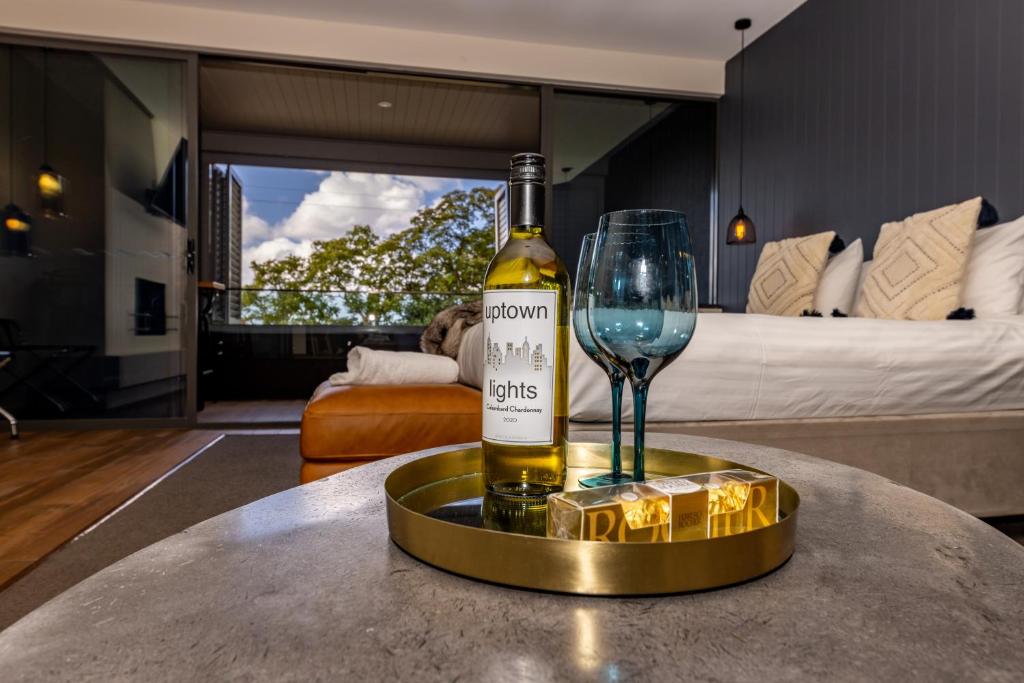 蒙特维尔Luxury Spa Retreat with Ocean and Hinterland Views的一瓶葡萄酒和一杯酒在桌子上
