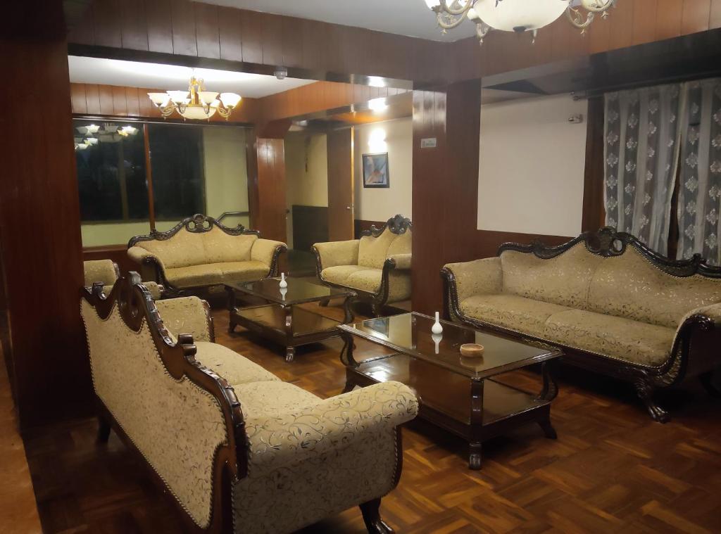 甘托克Hotel De Villa Gangtok的客厅配有沙发和桌子
