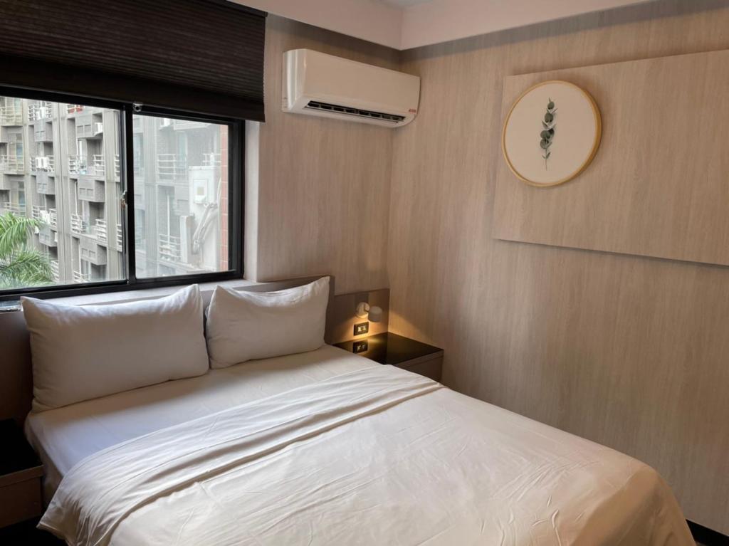 台北Sunrise Hotel的卧室配有白色的床和窗户。