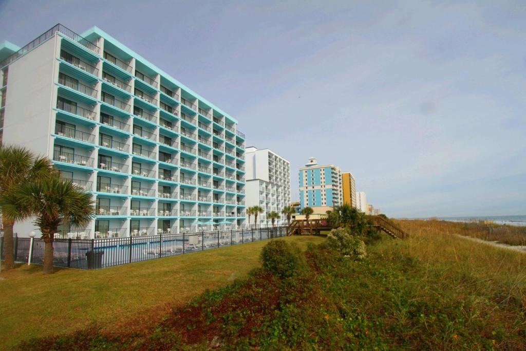 默特尔比奇热带海洋酒店 的棕榈树海滩上的一座大建筑