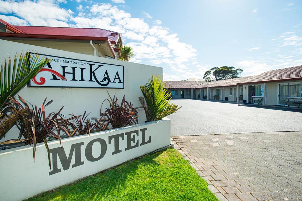 吉斯伯恩AhiKaa Gisborne Motel的大楼一侧的汽车旅馆标志