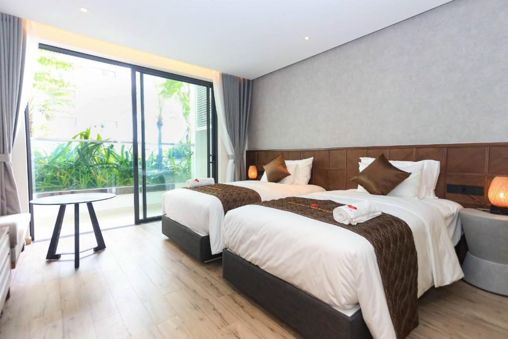 绥和市Apec Mandala Wonder的酒店客房设有两张床和大窗户。