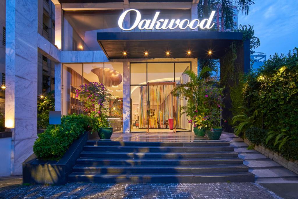 胡志明市Oakwood Hotel & Apartments Saigon的书店前方有读橡木的标牌
