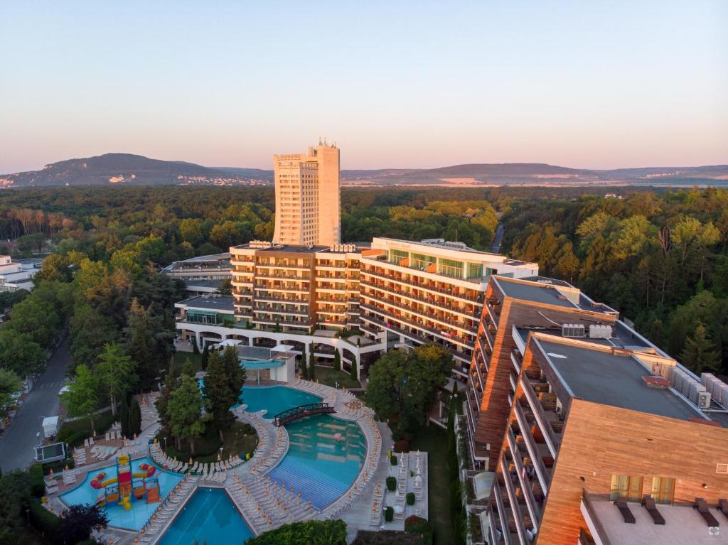 阿尔贝纳火烈鸟超豪华酒店及Spa的享有酒店空中美景,设有游泳池