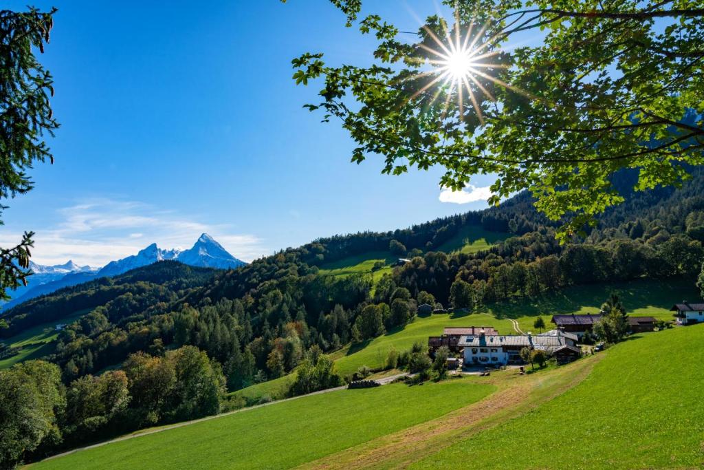 贝希特斯加登福德斯蒂德勒农庄的山中的一个村庄,阳光在天空中