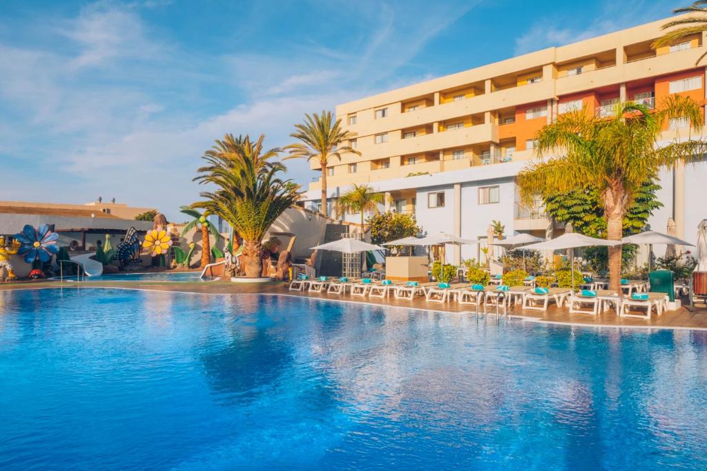 莫罗德哈布雷Iberostar Playa Gaviotas Park All Inclusive的酒店前方的大型游泳池
