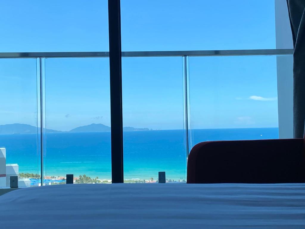 金兰市The Arena Cam Ranh Resort - Seaview的客房可通过窗户欣赏到海景