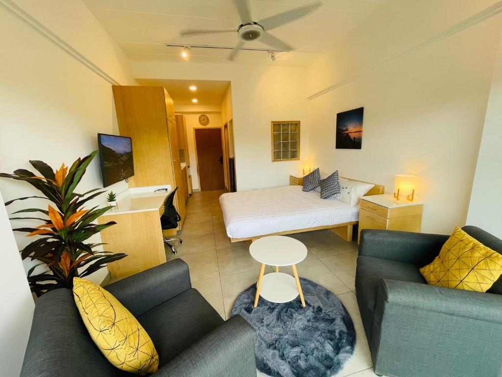 班派克龙菲Rayong Condo Chain studio room的客厅配有沙发和1张床