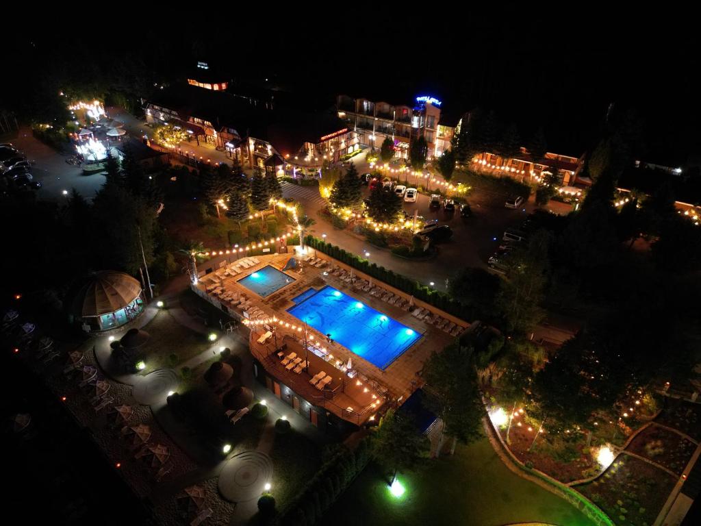 苏伦钦Hotel Kormoran Resort & SPA的夜晚城市的顶部景色