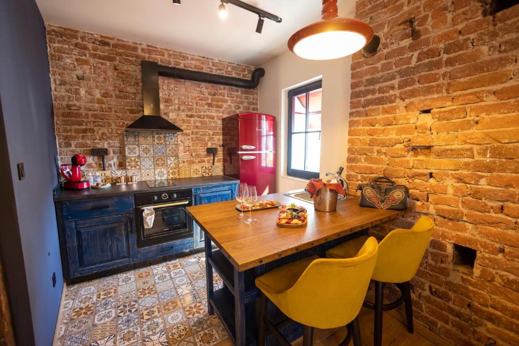 普罗夫迪夫NOMAD STUDIOS, Kapana的厨房配有木桌和砖墙