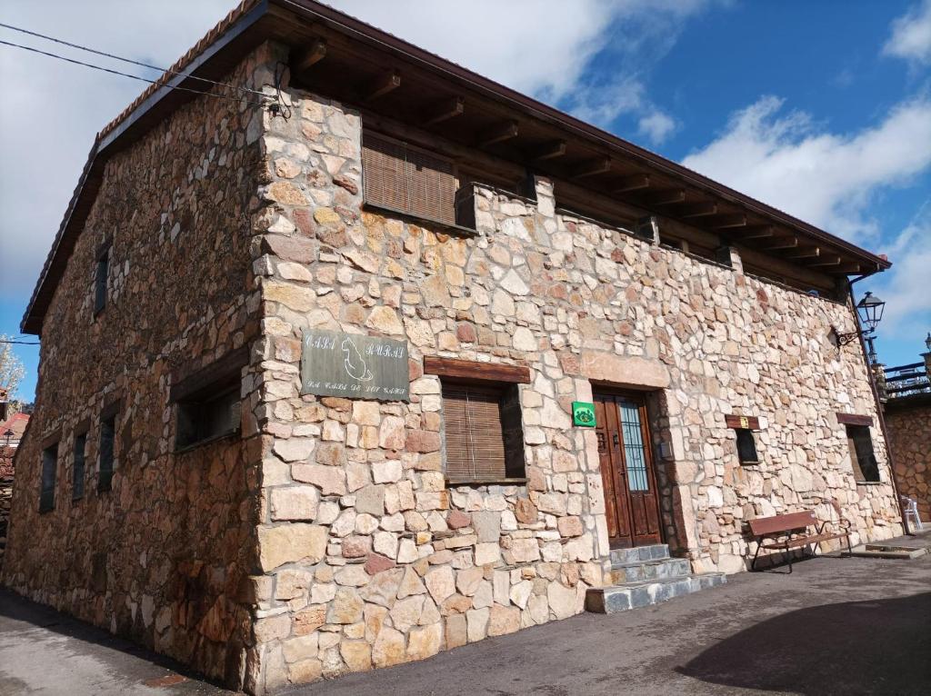 Condemios de AbajoLa Casa de los Gatos的一座石头建筑,旁边标有标志