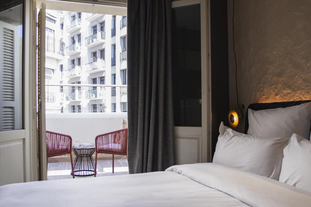 马德里Letoh Letoh Gran Vía的酒店客房设有一张床和一个阳台。