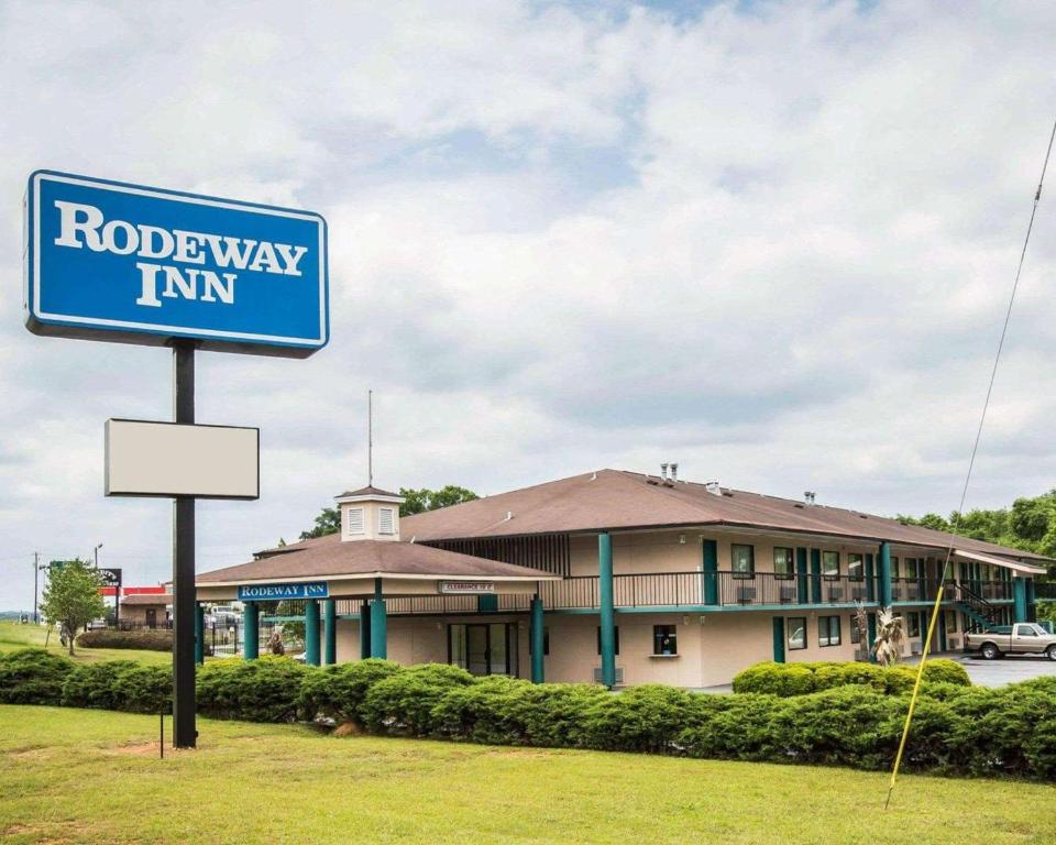 凤凰城Rodeway Inn的建筑前的蓝色路标