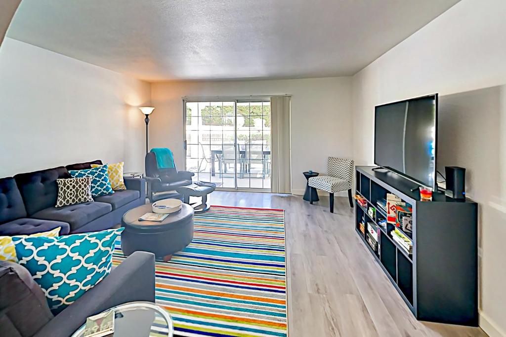 棕榈泉Mesquite Country Club Condo D23 Permit# 1199的带沙发和平面电视的客厅