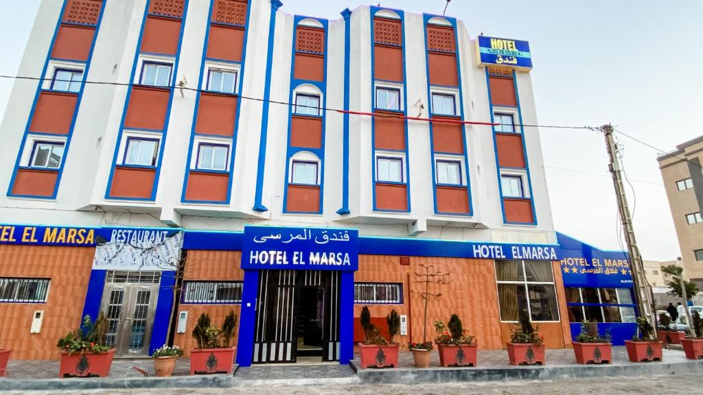 阿尤恩Hotel EL MARSA LA PLAYA的蓝色和红色的大建筑