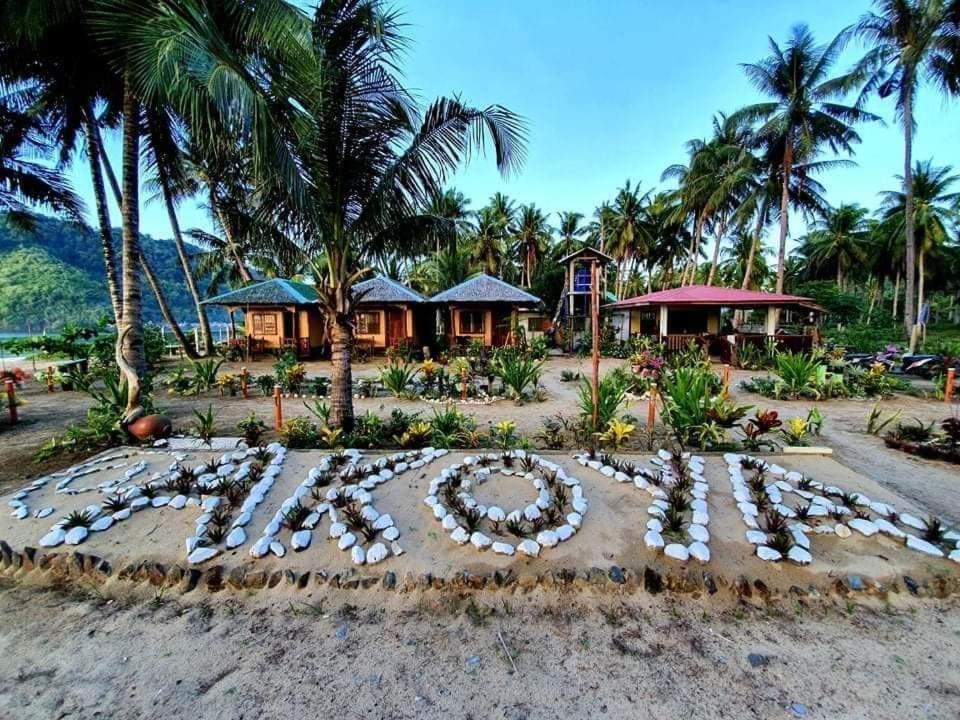 LocarocAkoya Beach Park and Cottages的度假村前沙子里的和平标志