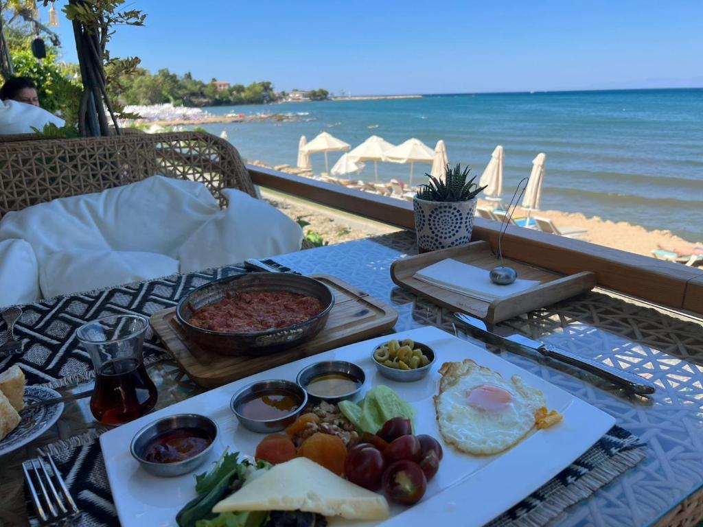 锡德Cuba Beach Hotel的一张带食品托盘的桌子,享有海滩美景