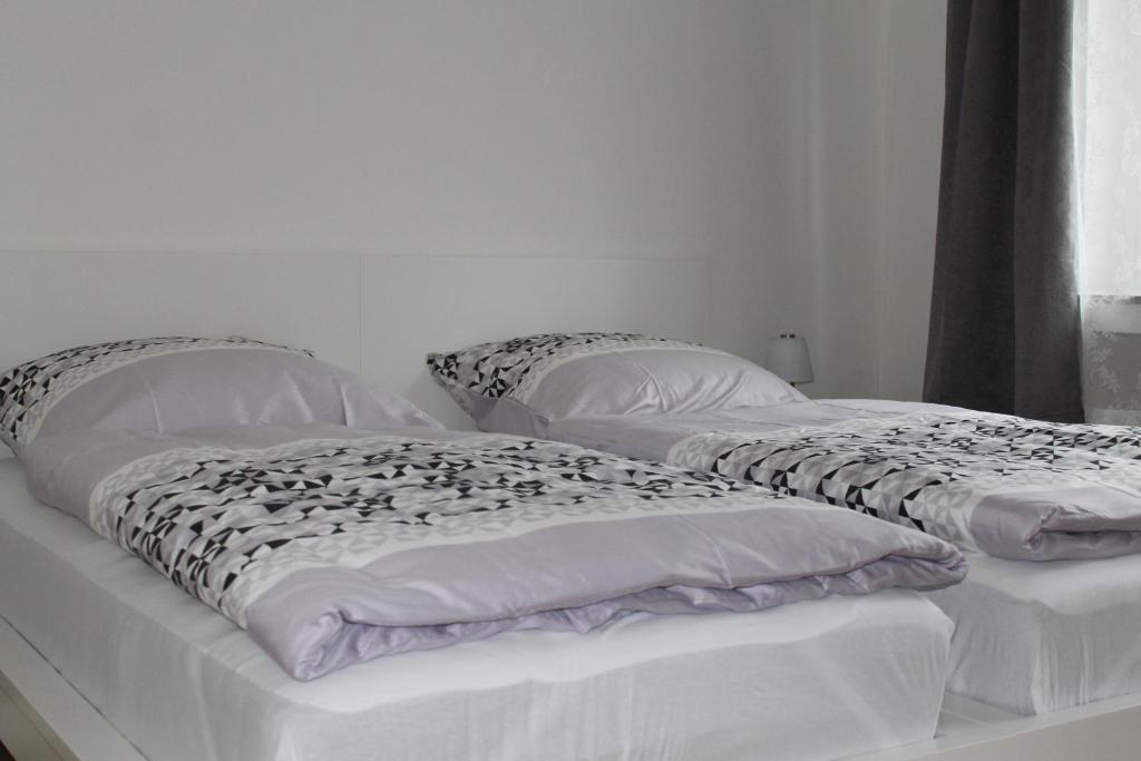杜塞尔多夫杜塞城市公寓的两张彼此相邻的白色床