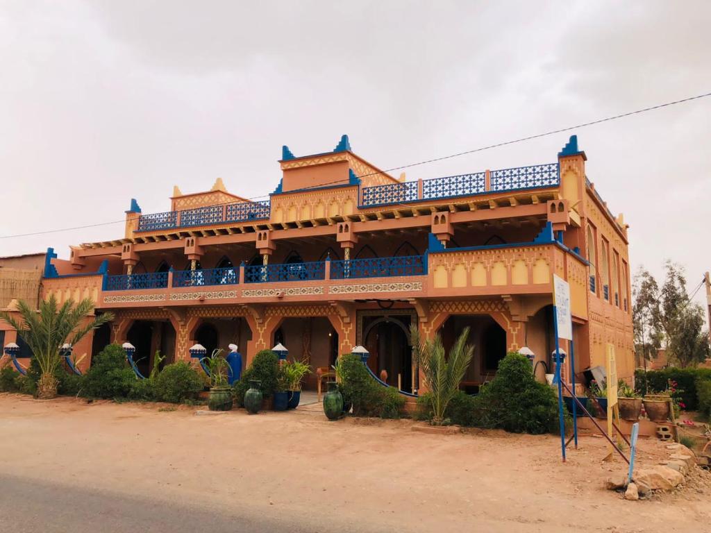 阿伊特本哈杜Hotel Restaurant Hollywood Africa的一座蓝色色调的大型木质建筑