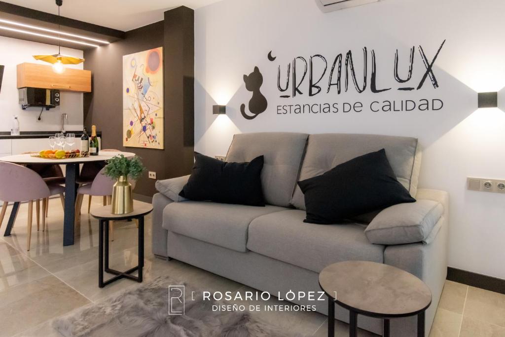 阿尔巴塞特Urbanlux Olimpia Superior的客厅配有沙发和桌子