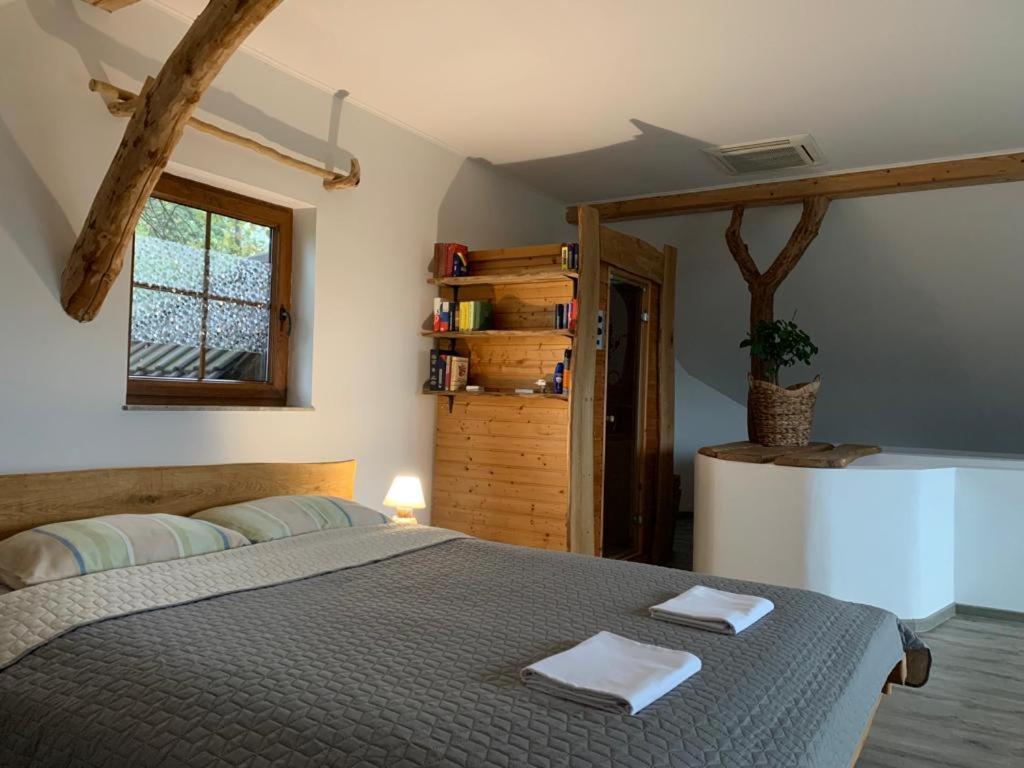 MirnaZerko Holiday Home - Vineyard Chalet With Sauna and Jacuzzi FREE的一间卧室配有一张床,上面有两条毛巾