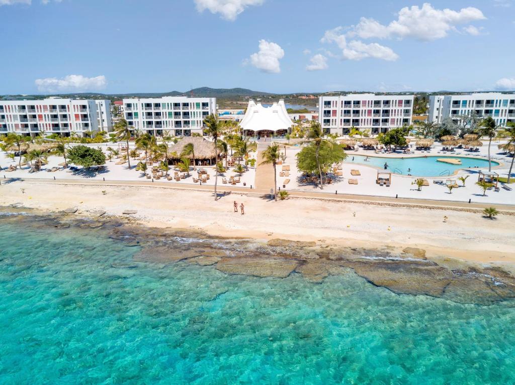 克拉伦代克Chogogo Dive & Beach Resort Bonaire的享有海滩和度假村的空中景致