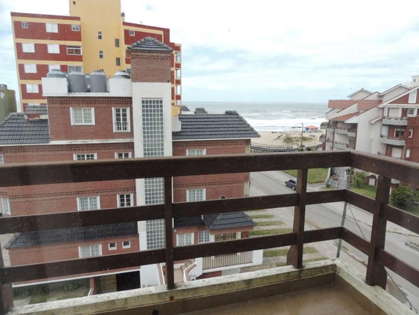 格塞尔镇Edificio Mirasoles的享有海滩和建筑景致的阳台